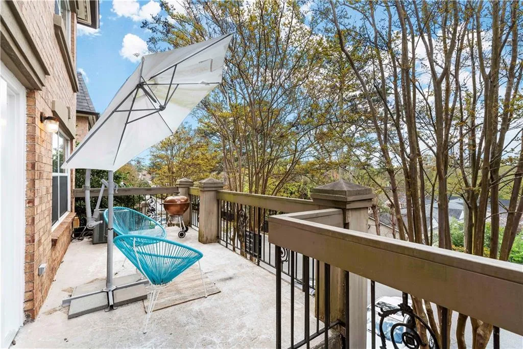 6980 Roswell Road Unit E1, Sandy Springs, Georgia 30328, 2 Bedrooms Bedrooms, ,1 BathroomBathrooms,Residential,Sold,6980 Roswell Road Unit E1,7027519