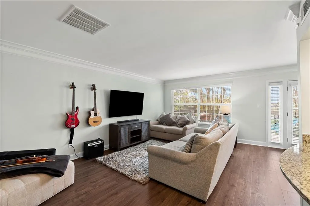 6980 Roswell Road Unit E1, Sandy Springs, Georgia 30328, 2 Bedrooms Bedrooms, ,1 BathroomBathrooms,Residential,Sold,6980 Roswell Road Unit E1,7027519