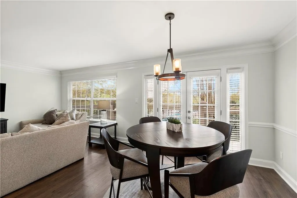 6980 Roswell Road Unit E1, Sandy Springs, Georgia 30328, 2 Bedrooms Bedrooms, ,1 BathroomBathrooms,Residential,Sold,6980 Roswell Road Unit E1,7027519