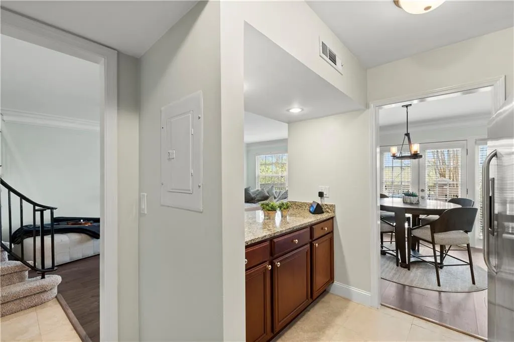 6980 Roswell Road Unit E1, Sandy Springs, Georgia 30328, 2 Bedrooms Bedrooms, ,1 BathroomBathrooms,Residential,Sold,6980 Roswell Road Unit E1,7027519