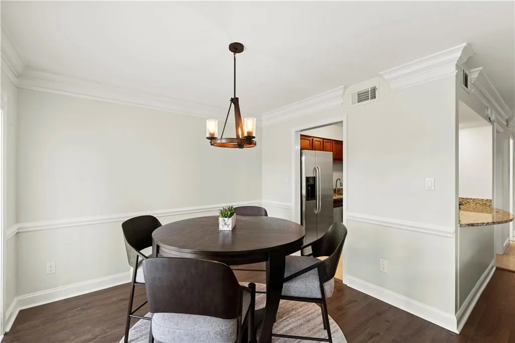 6980 Roswell Road Unit E1, Sandy Springs, Georgia 30328, 2 Bedrooms Bedrooms, ,1 BathroomBathrooms,Residential,Sold,6980 Roswell Road Unit E1,7027519