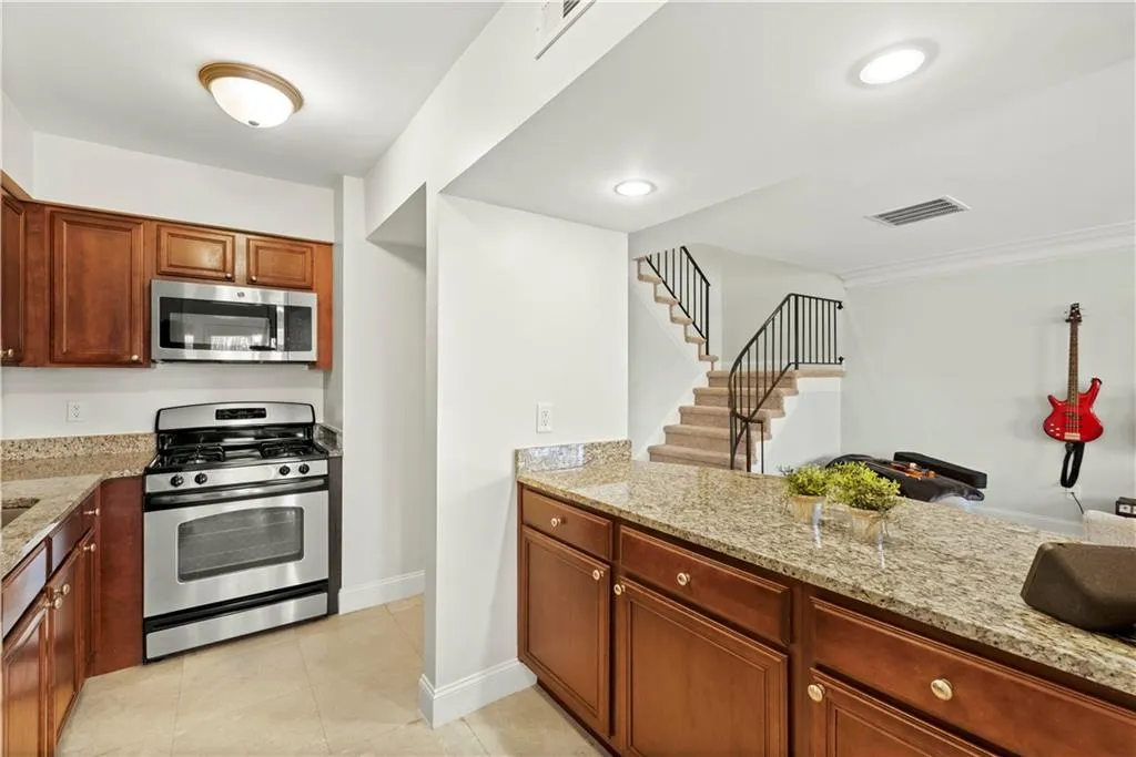 6980 Roswell Road Unit E1, Sandy Springs, Georgia 30328, 2 Bedrooms Bedrooms, ,1 BathroomBathrooms,Residential,Sold,6980 Roswell Road Unit E1,7027519