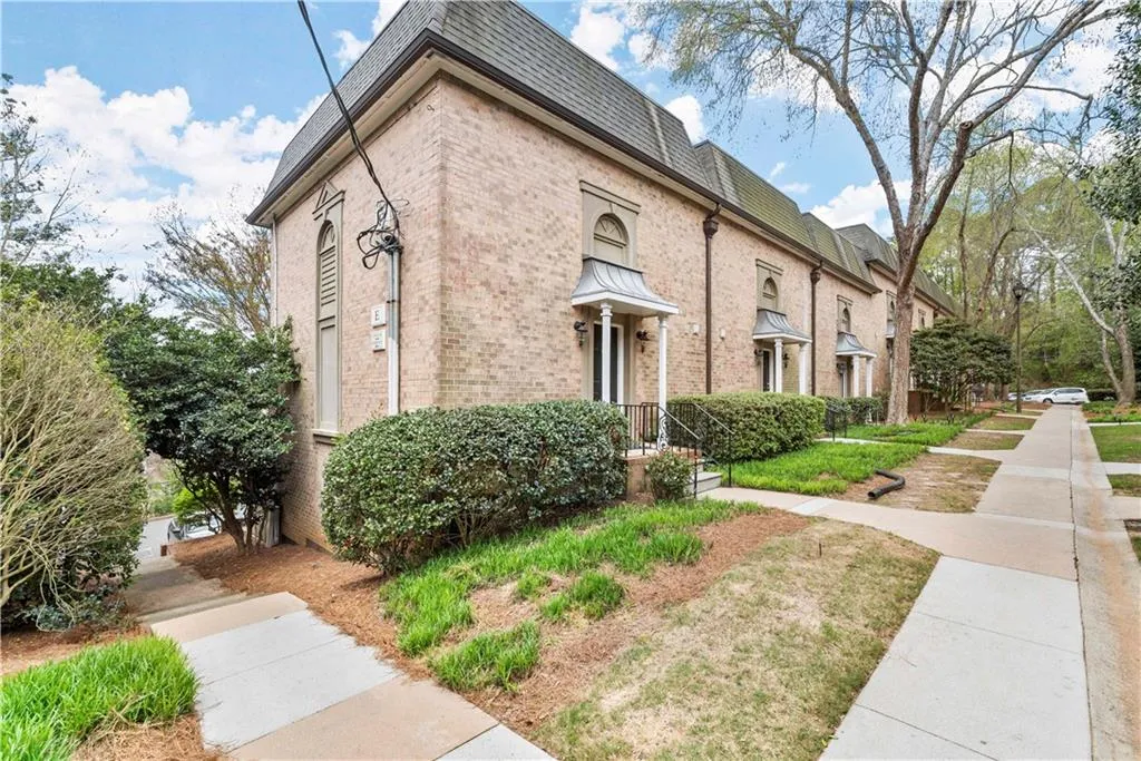 6980 Roswell Road Unit E1, Sandy Springs, Georgia 30328, 2 Bedrooms Bedrooms, ,1 BathroomBathrooms,Residential,Sold,6980 Roswell Road Unit E1,7027519