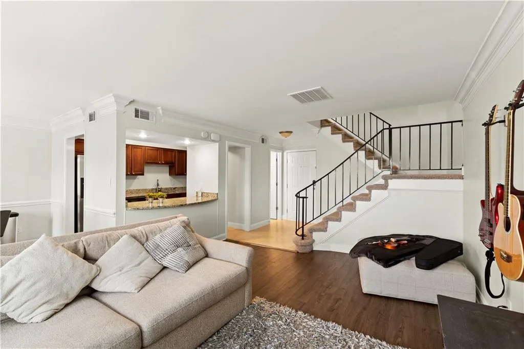 6980 Roswell Road Unit E1, Sandy Springs, Georgia 30328, 2 Bedrooms Bedrooms, ,1 BathroomBathrooms,Residential,Sold,6980 Roswell Road Unit E1,7027519