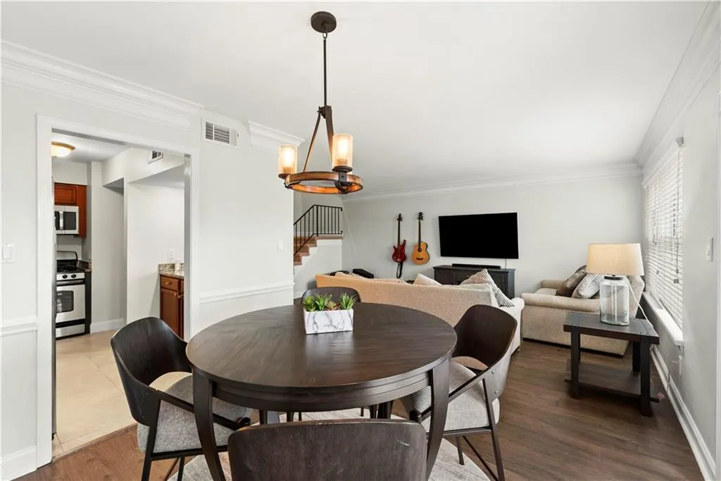 6980 Roswell Road Unit E1, Sandy Springs, Georgia 30328, 2 Bedrooms Bedrooms, ,1 BathroomBathrooms,Residential,Sold,6980 Roswell Road Unit E1,7027519