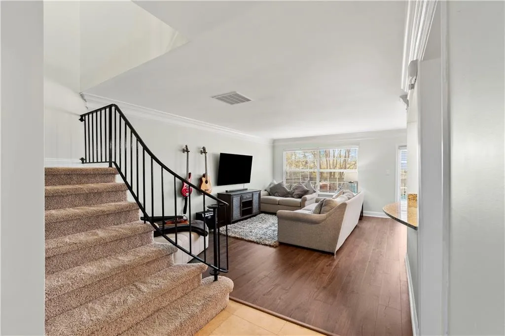 6980 Roswell Road Unit E1, Sandy Springs, Georgia 30328, 2 Bedrooms Bedrooms, ,1 BathroomBathrooms,Residential,Sold,6980 Roswell Road Unit E1,7027519