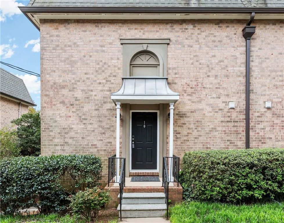 6980 Roswell Road Unit E1, Sandy Springs, Georgia 30328, 2 Bedrooms Bedrooms, ,1 BathroomBathrooms,Residential,Sold,6980 Roswell Road Unit E1,7027519