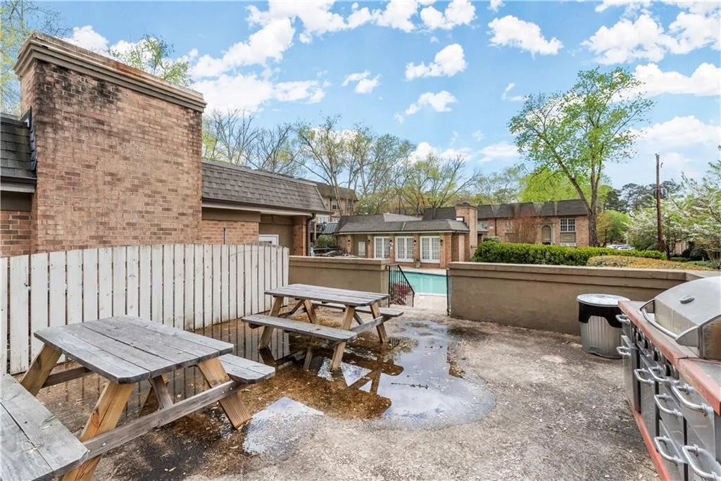 6980 Roswell Road Unit E1, Sandy Springs, Georgia 30328, 2 Bedrooms Bedrooms, ,1 BathroomBathrooms,Residential,Sold,6980 Roswell Road Unit E1,7027519