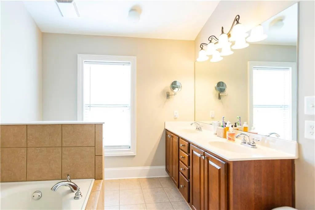 305 Le Gran Bend, Sandy Springs, Georgia 30328, 3 Bedrooms Bedrooms, ,2 BathroomsBathrooms,Residential,Sold,305 Le Gran Bend,6542240
