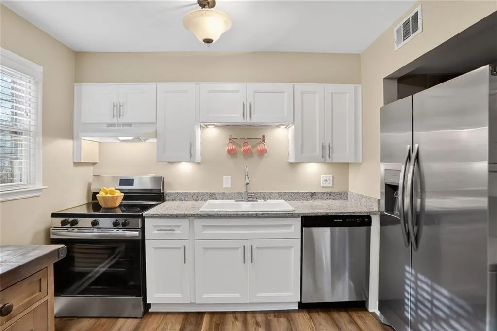 6700 Roswell Road Unit 22b, Atlanta, Georgia 30328, 2 Bedrooms Bedrooms, ,2 BathroomsBathrooms,Residential,For Sale,6700 Roswell Road Unit 22b,7715053