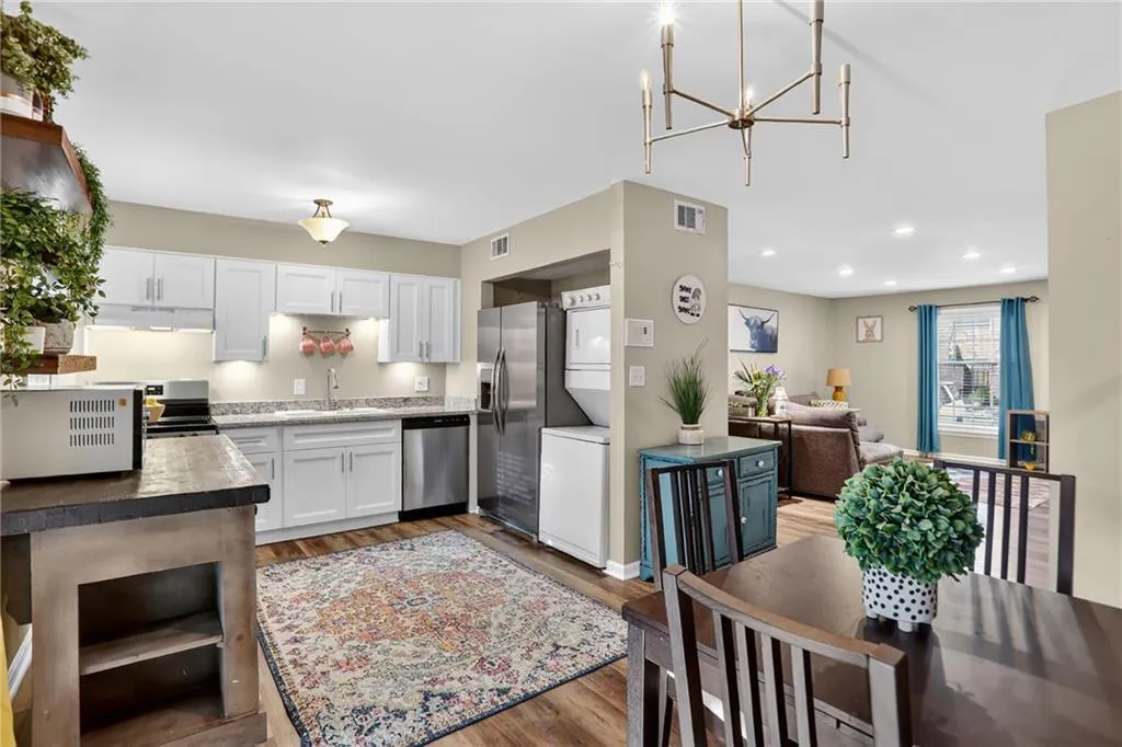 6700 Roswell Road Unit 22b, Atlanta, Georgia 30328, 2 Bedrooms Bedrooms, ,2 BathroomsBathrooms,Residential,For Sale,6700 Roswell Road Unit 22b,7715053