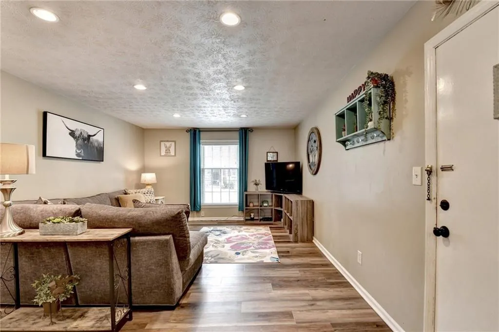 6700 Roswell Road Unit 22b, Atlanta, Georgia 30328, 2 Bedrooms Bedrooms, ,2 BathroomsBathrooms,Residential,For Sale,6700 Roswell Road Unit 22b,7715053