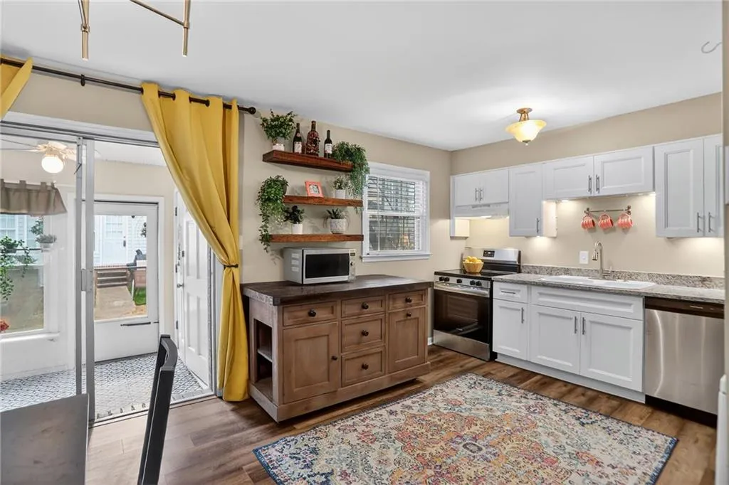 6700 Roswell Road Unit 22b, Atlanta, Georgia 30328, 2 Bedrooms Bedrooms, ,2 BathroomsBathrooms,Residential,For Sale,6700 Roswell Road Unit 22b,7715053
