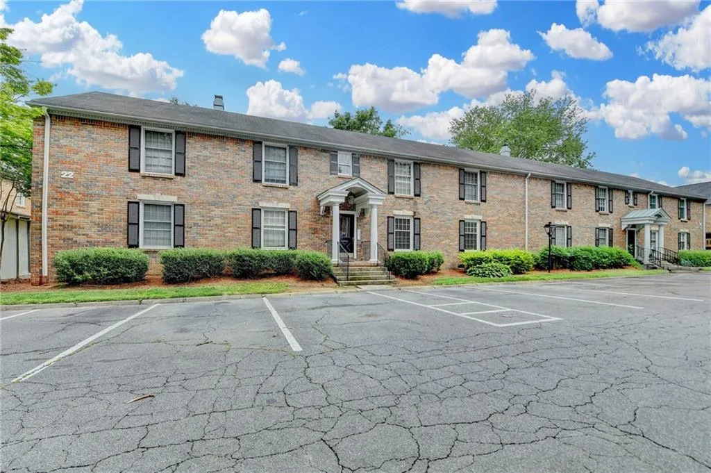 6700 Roswell Road Unit 22b, Atlanta, Georgia 30328, 2 Bedrooms Bedrooms, ,2 BathroomsBathrooms,Residential,For Sale,6700 Roswell Road Unit 22b,7715053