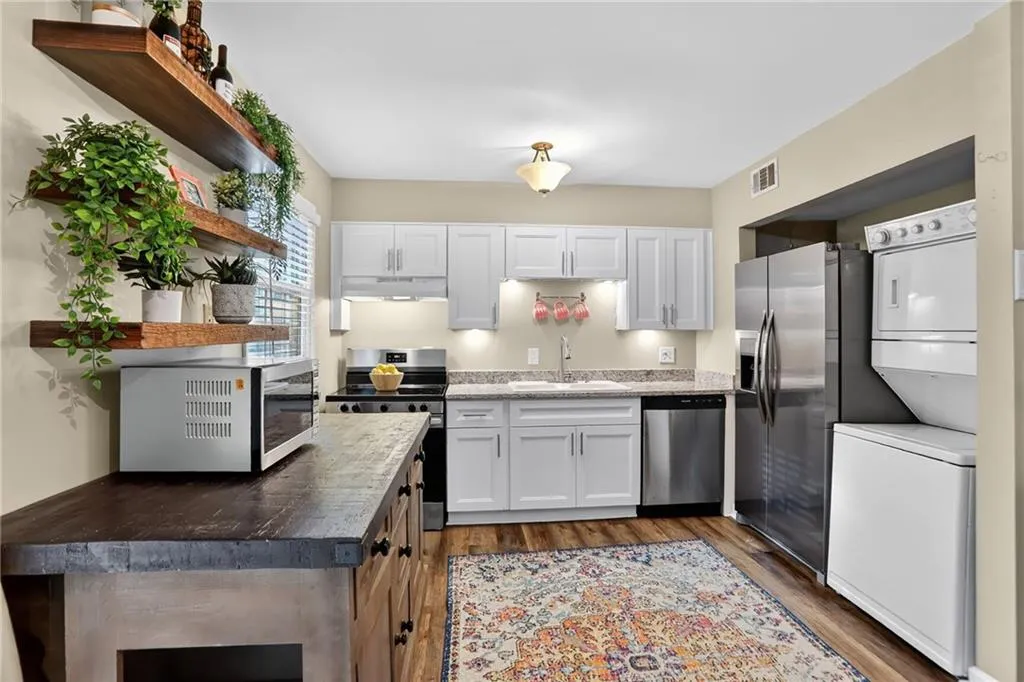 6700 Roswell Road Unit 22b, Atlanta, Georgia 30328, 2 Bedrooms Bedrooms, ,2 BathroomsBathrooms,Residential,For Sale,6700 Roswell Road Unit 22b,7715053