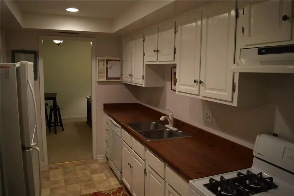 6851 Roswell Road Ne Unit A8, Atlanta, Georgia 30328, 2 Bedrooms Bedrooms, ,2 BathroomsBathrooms,Residential,Sold,6851 Roswell Road Ne Unit A8,5604729