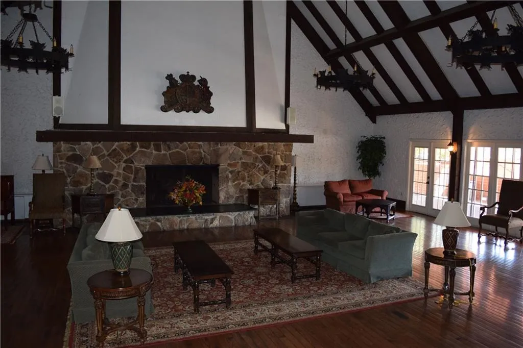 6851 Roswell Road Ne Unit A8, Atlanta, Georgia 30328, 2 Bedrooms Bedrooms, ,2 BathroomsBathrooms,Residential,Sold,6851 Roswell Road Ne Unit A8,5604729