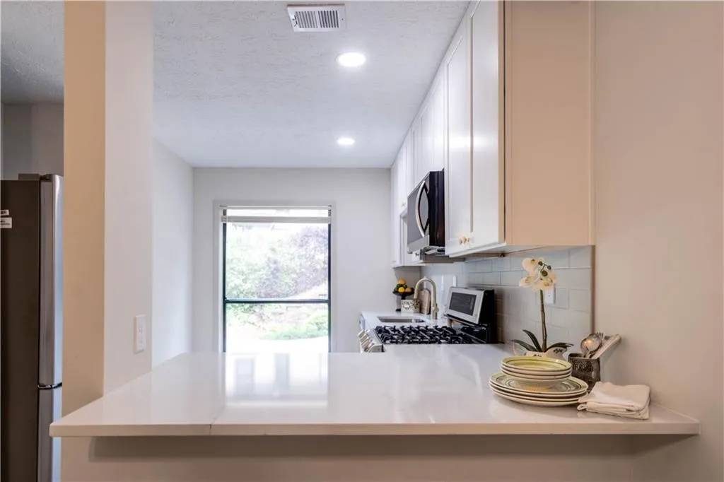 1602 Woodcliff Drive, Sandy Springs, Georgia 30350, 2 Bedrooms Bedrooms, ,2 BathroomsBathrooms,Residential,Sold,1602 Woodcliff Drive,7212047