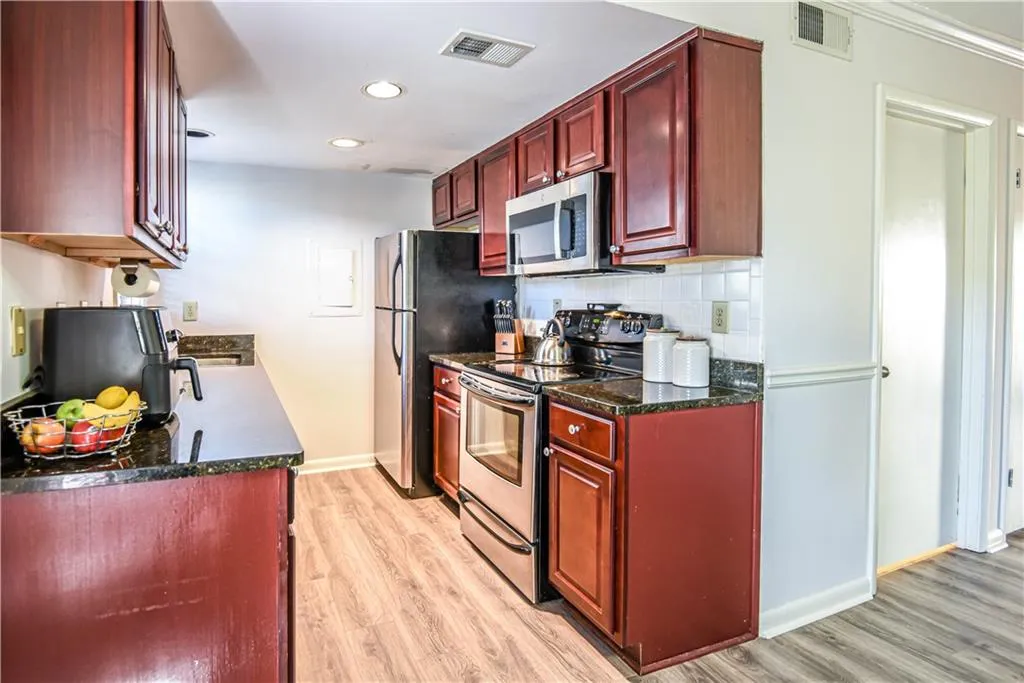 6900 Roswell Road Unit K8, Atlanta, Georgia 30328, 2 Bedrooms Bedrooms, ,2 BathroomsBathrooms,Residential,Sold,6900 Roswell Road Unit K8,7031421