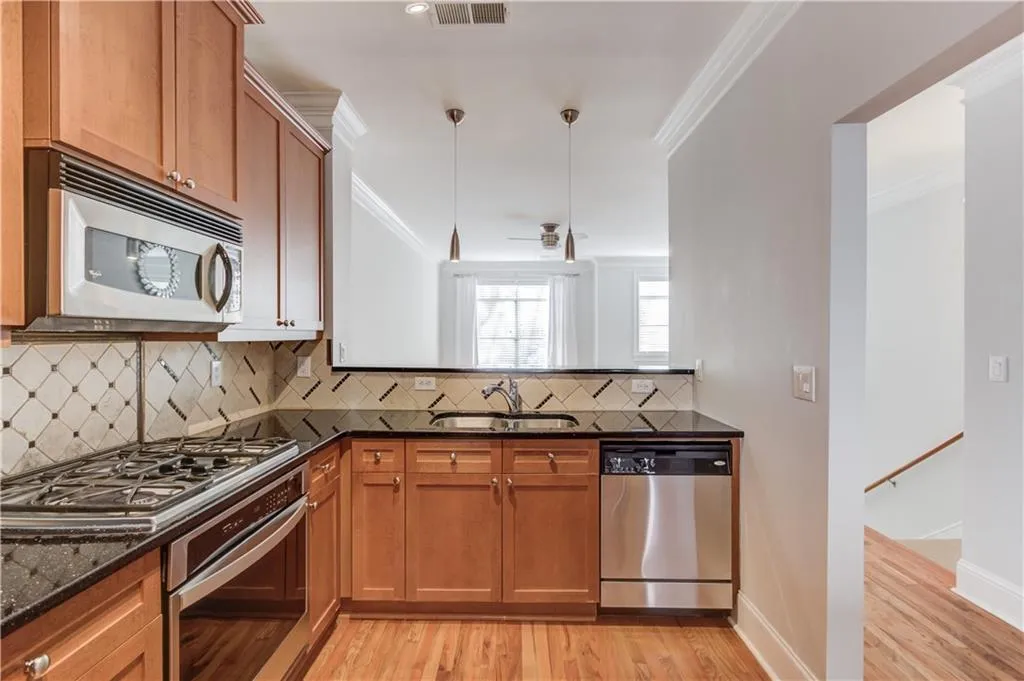 5590 Glenridge Park Unit 1206, Sandy Springs, Georgia 30342, 3 Bedrooms Bedrooms, ,2 BathroomsBathrooms,Residential,Sold,5590 Glenridge Park Unit 1206,7719559