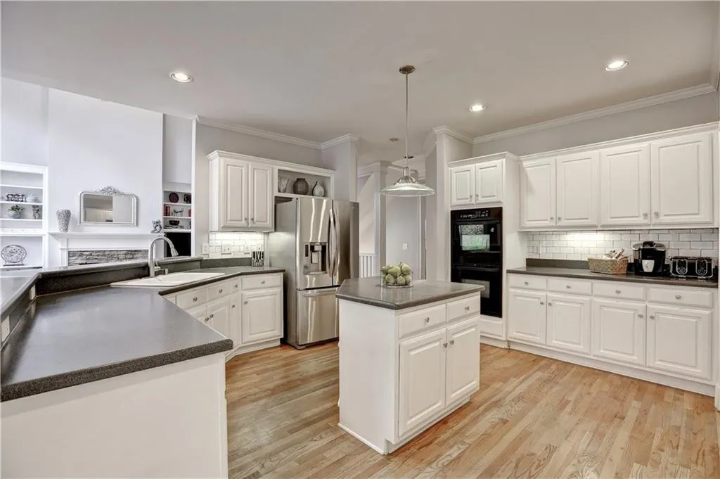 645 Eaton Place, Sandy Springs, Georgia 30350, 6 Bedrooms Bedrooms, ,5 BathroomsBathrooms,Residential,Sold,645 Eaton Place,5769502