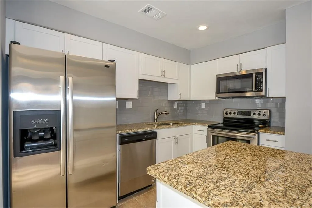 200 Peachtree Hollow Court, Sandy Springs, Georgia 30328, 3 Bedrooms Bedrooms, ,2 BathroomsBathrooms,Residential,Sold,200 Peachtree Hollow Court,6531786