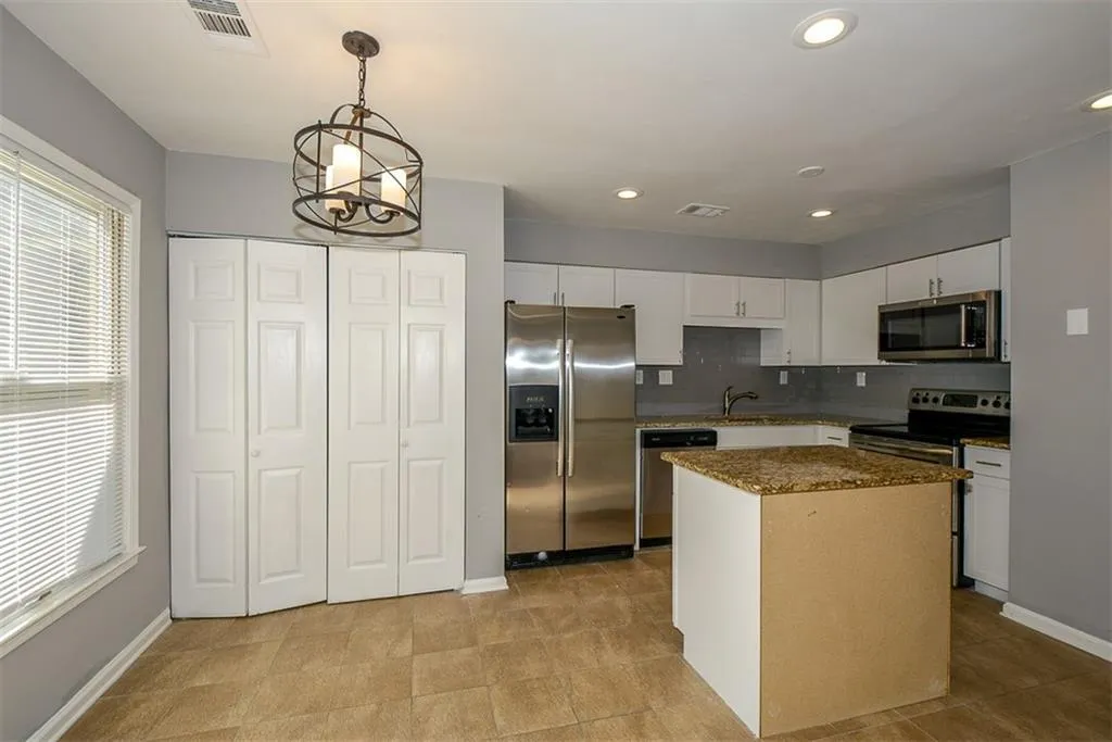 200 Peachtree Hollow Court, Sandy Springs, Georgia 30328, 3 Bedrooms Bedrooms, ,2 BathroomsBathrooms,Residential,Sold,200 Peachtree Hollow Court,6531786