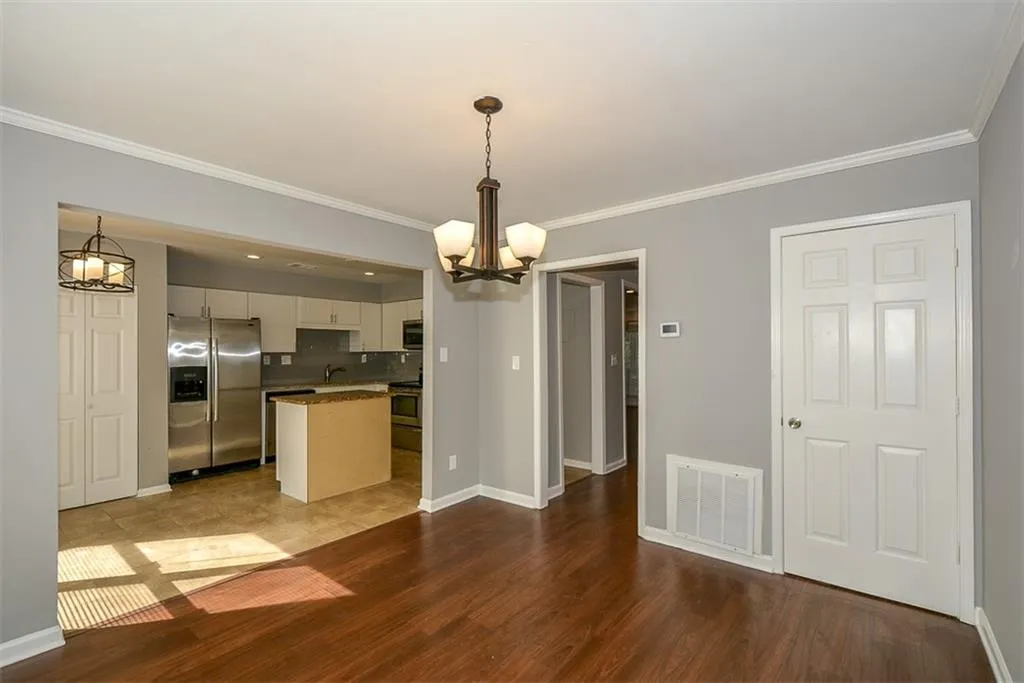 200 Peachtree Hollow Court, Sandy Springs, Georgia 30328, 3 Bedrooms Bedrooms, ,2 BathroomsBathrooms,Residential,Sold,200 Peachtree Hollow Court,6531786