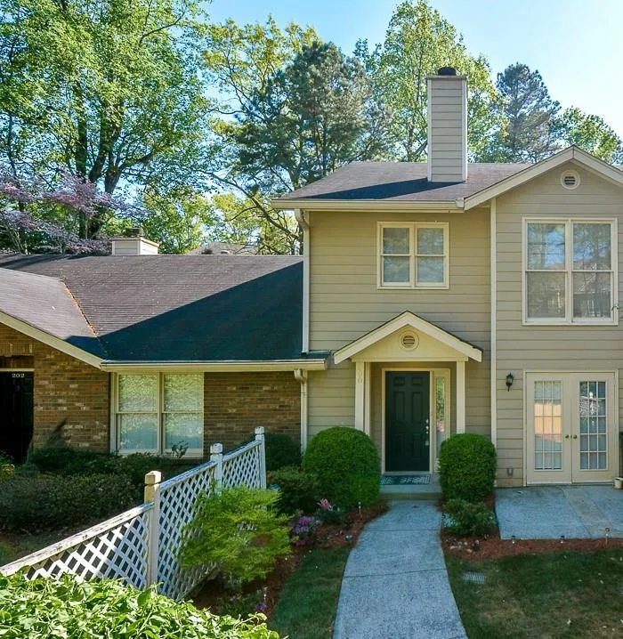 200 Peachtree Hollow Court, Sandy Springs, Georgia 30328, 3 Bedrooms Bedrooms, ,2 BathroomsBathrooms,Residential,Sold,200 Peachtree Hollow Court,6531786