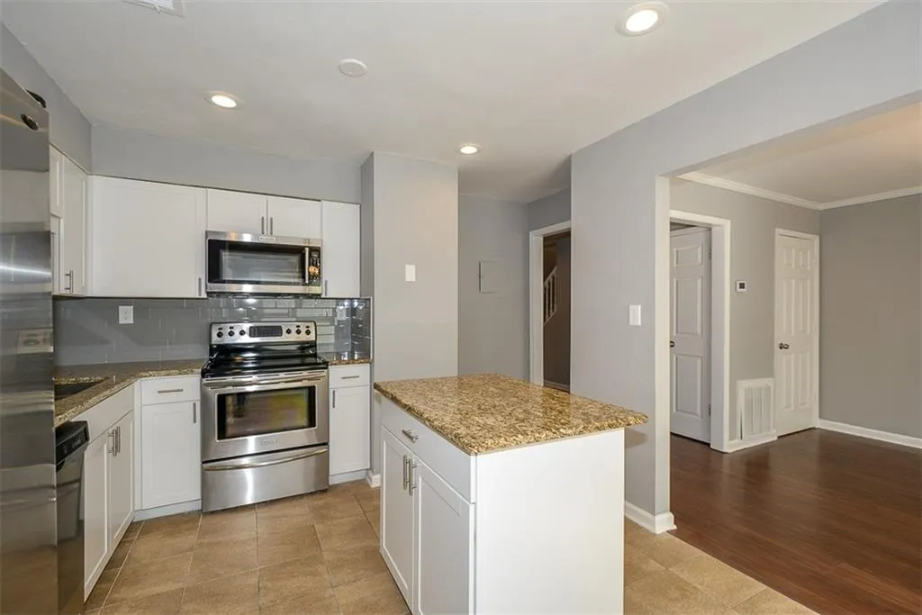 200 Peachtree Hollow Court, Sandy Springs, Georgia 30328, 3 Bedrooms Bedrooms, ,2 BathroomsBathrooms,Residential,Sold,200 Peachtree Hollow Court,6531786