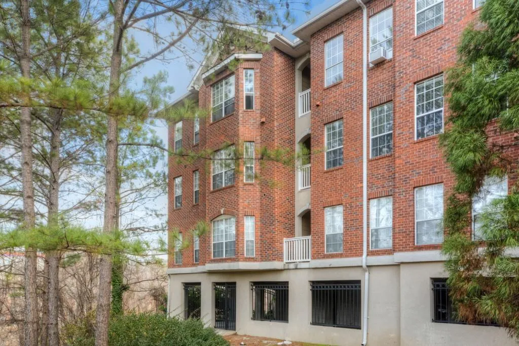 5641 Roswell Road Unit 201, Sandy Springs, Georgia 30342, 1 Bedroom Bedrooms, ,1 BathroomBathrooms,Residential,Sold,5641 Roswell Road Unit 201,5794715