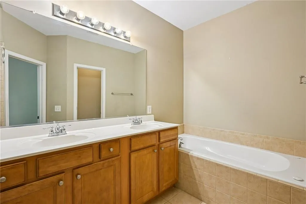 5288 Kershaw Court Se Unit 1, Atlanta, Georgia 30339, 3 Bedrooms Bedrooms, ,3 BathroomsBathrooms,Residential,For Sale,5288 Kershaw Court Se Unit 1,7665207