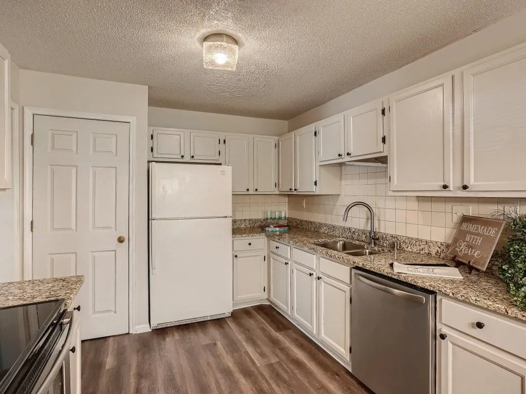 401 Garden Court, Sandy Springs, Georgia 30328, 3 Bedrooms Bedrooms, ,2 BathroomsBathrooms,Residential,Sold,401 Garden Court,7124423