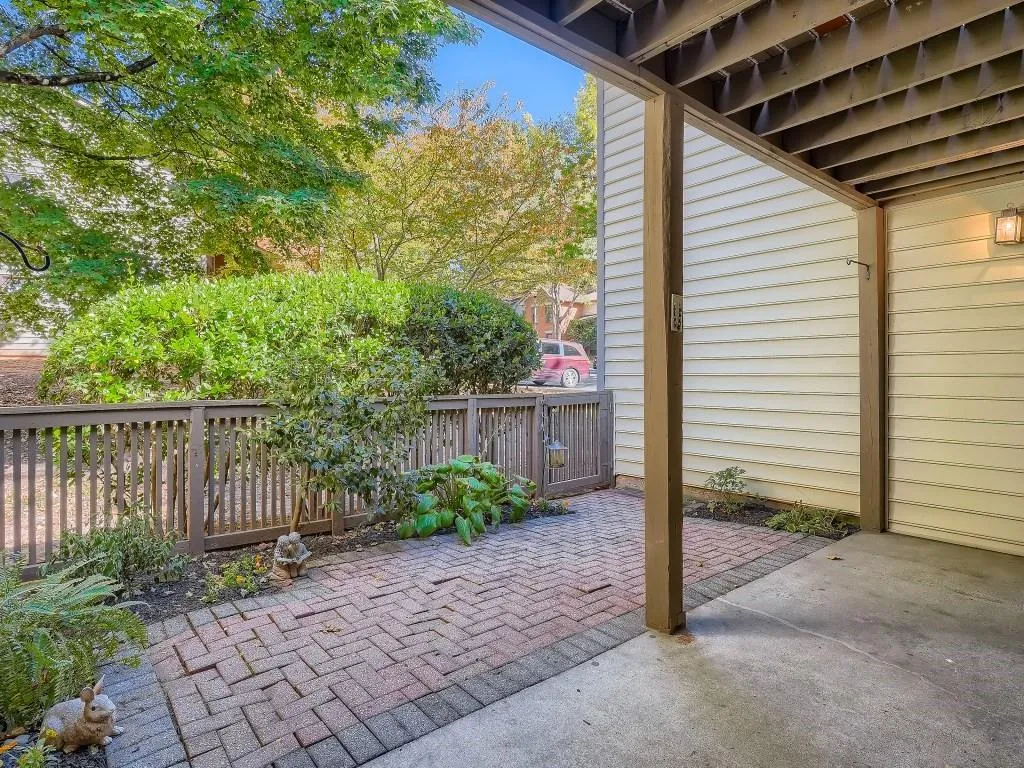 401 Garden Court, Sandy Springs, Georgia 30328, 3 Bedrooms Bedrooms, ,2 BathroomsBathrooms,Residential,Sold,401 Garden Court,7124423