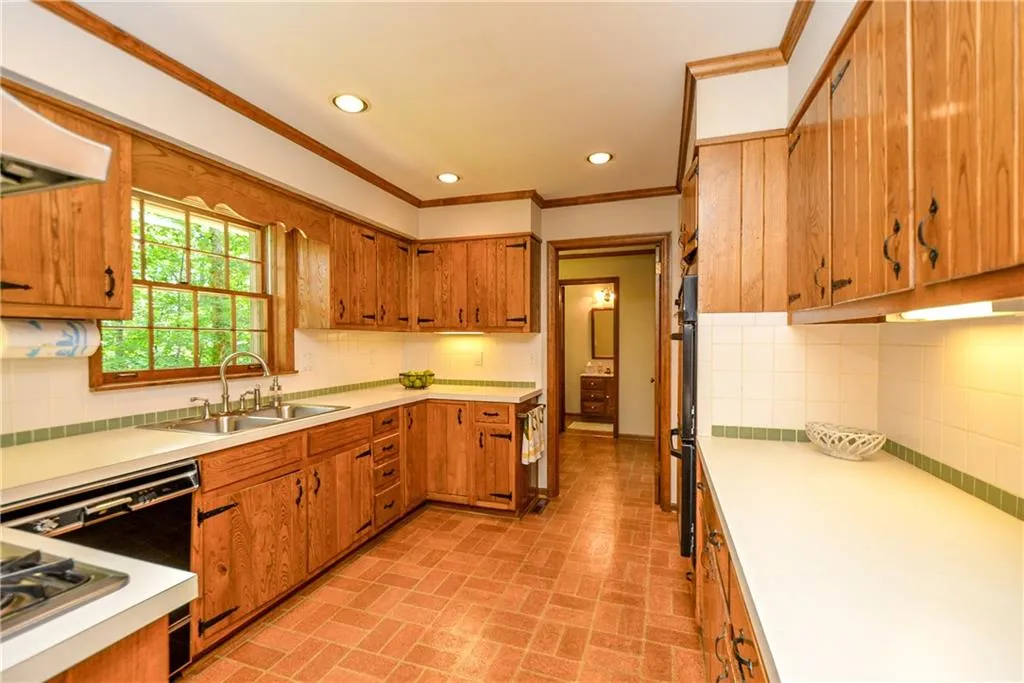 1630 Sunnybrook Farm Road, Sandy Springs, Georgia 30350, 3 Bedrooms Bedrooms, ,2 BathroomsBathrooms,Residential,Sold,1630 Sunnybrook Farm Road,6079149
