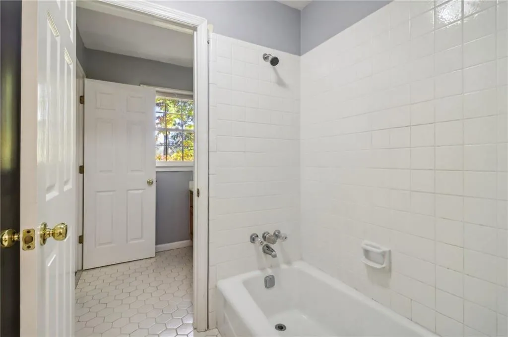 230 Wessex Court, Atlanta, Georgia 30328, 4 Bedrooms Bedrooms, ,3 BathroomsBathrooms,Residential,Sold,230 Wessex Court,7491477