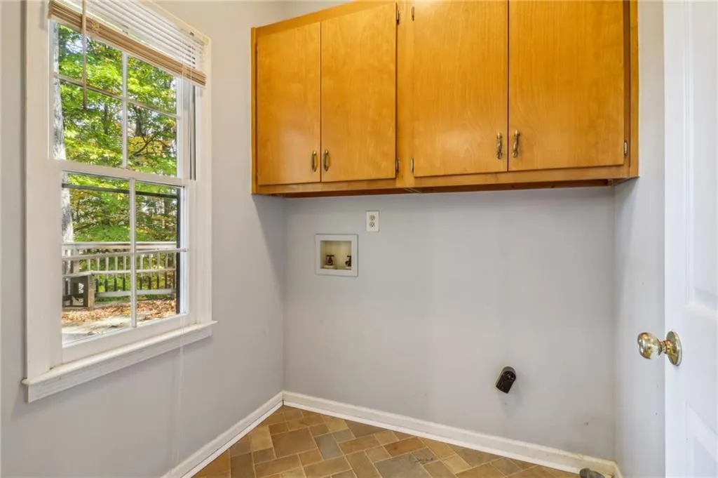 230 Wessex Court, Atlanta, Georgia 30328, 4 Bedrooms Bedrooms, ,3 BathroomsBathrooms,Residential,Sold,230 Wessex Court,7491477