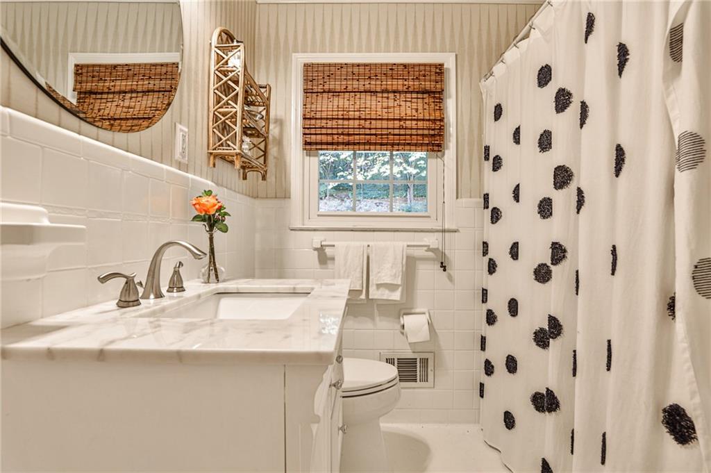 825 Starlight Drive, Atlanta, Georgia 30342, 3 Bedrooms Bedrooms, ,2 BathroomsBathrooms,Residential,Sold,825 Starlight Drive,7293299