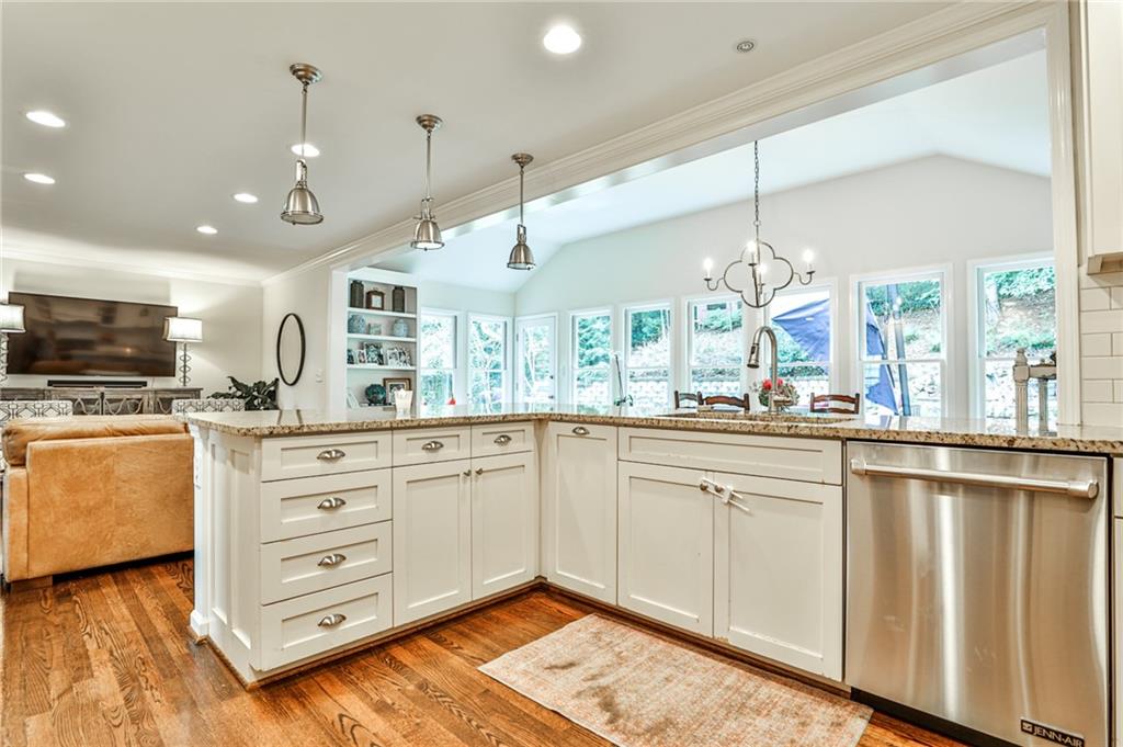 825 Starlight Drive, Atlanta, Georgia 30342, 3 Bedrooms Bedrooms, ,2 BathroomsBathrooms,Residential,Sold,825 Starlight Drive,7293299