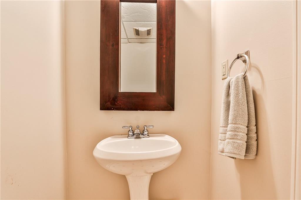 825 Starlight Drive, Atlanta, Georgia 30342, 3 Bedrooms Bedrooms, ,2 BathroomsBathrooms,Residential,Sold,825 Starlight Drive,7293299