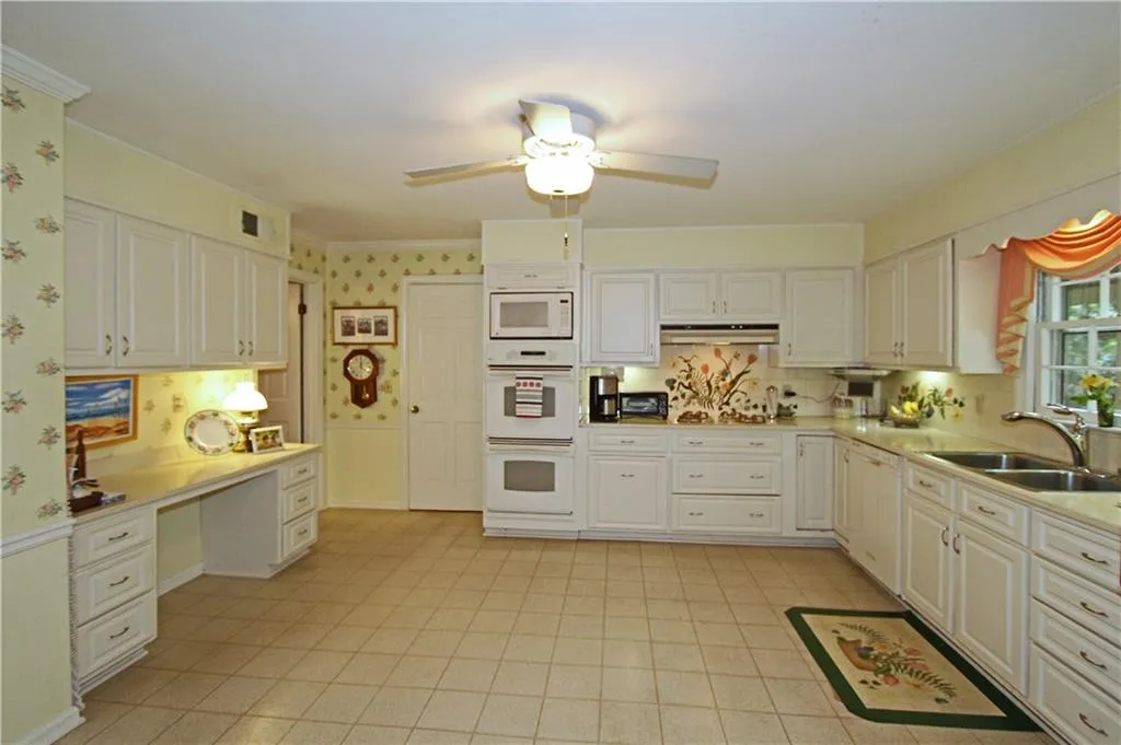 6180 Weatherly Drive, Sandy Springs, Georgia 30328, 4 Bedrooms Bedrooms, ,3 BathroomsBathrooms,Residential,Sold,6180 Weatherly Drive,5720688