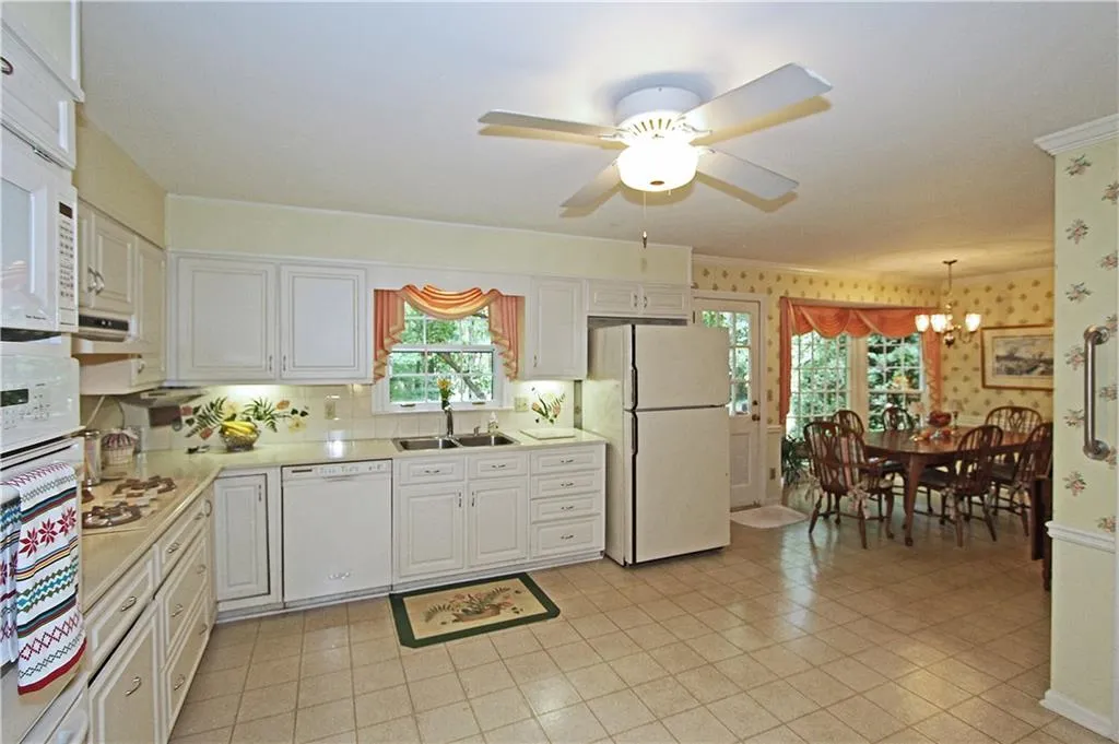 6180 Weatherly Drive, Sandy Springs, Georgia 30328, 4 Bedrooms Bedrooms, ,3 BathroomsBathrooms,Residential,Sold,6180 Weatherly Drive,5720688