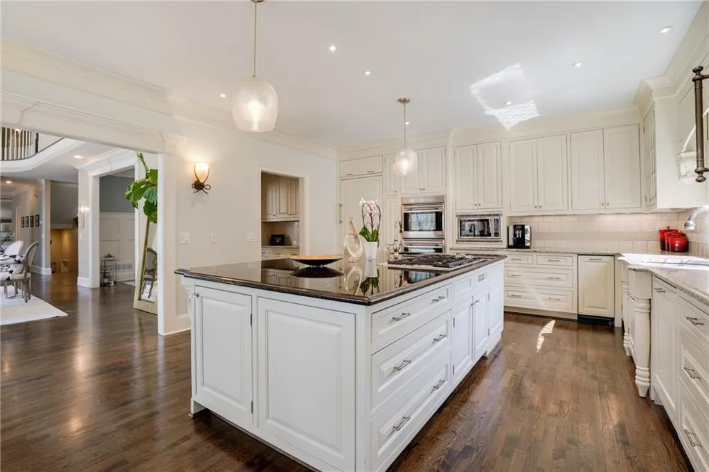 450 Laurel Chase Court, Atlanta, Georgia 30327, 5 Bedrooms Bedrooms, ,4 BathroomsBathrooms,Residential,Sold,450 Laurel Chase Court,7189904