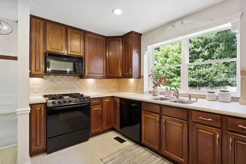 285 Brackenwood Circle, Atlanta, Georgia 30328, 6 Bedrooms Bedrooms, ,3 BathroomsBathrooms,Residential,Sold,285 Brackenwood Circle,7261639