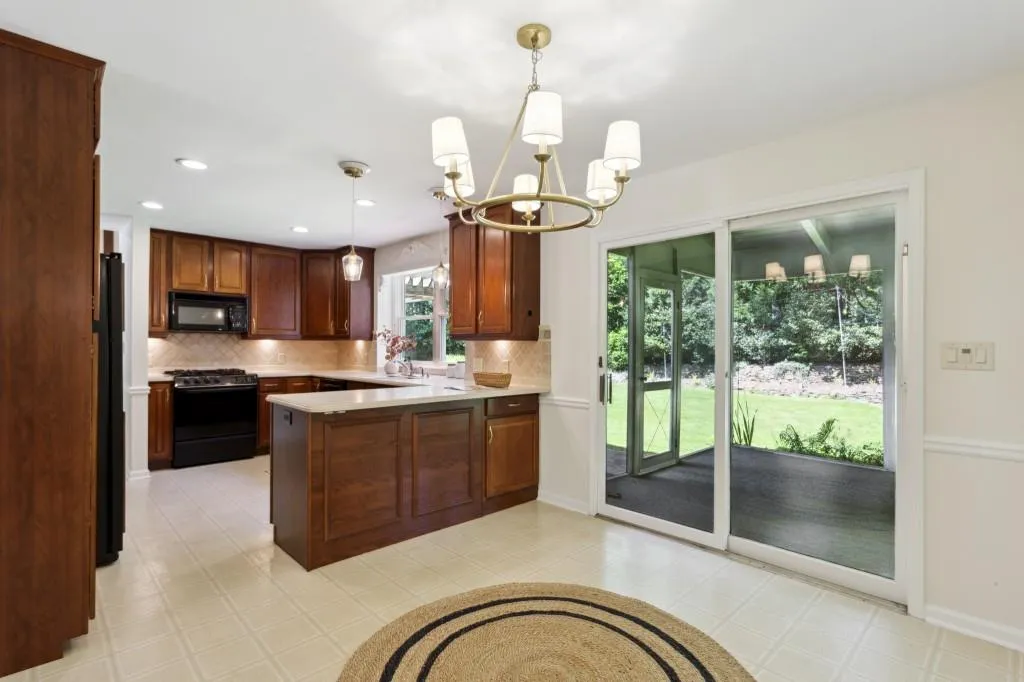 285 Brackenwood Circle, Atlanta, Georgia 30328, 6 Bedrooms Bedrooms, ,3 BathroomsBathrooms,Residential,Sold,285 Brackenwood Circle,7261639