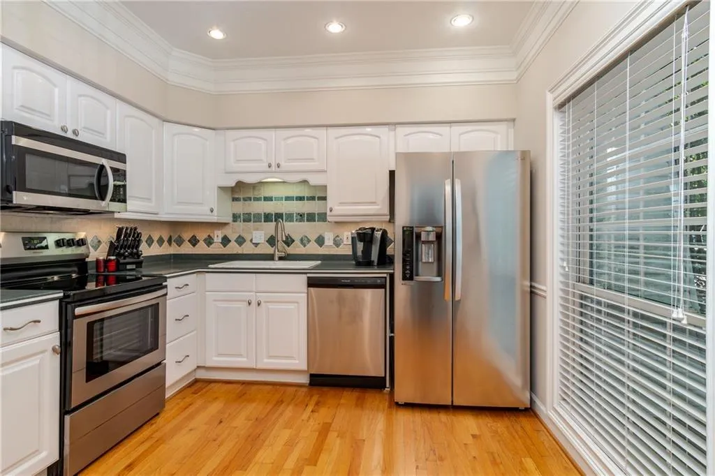 5635 Chemin De Vie, Atlanta, Georgia 30342, 2 Bedrooms Bedrooms, ,2 BathroomsBathrooms,Residential,Sold,5635 Chemin De Vie,6574777