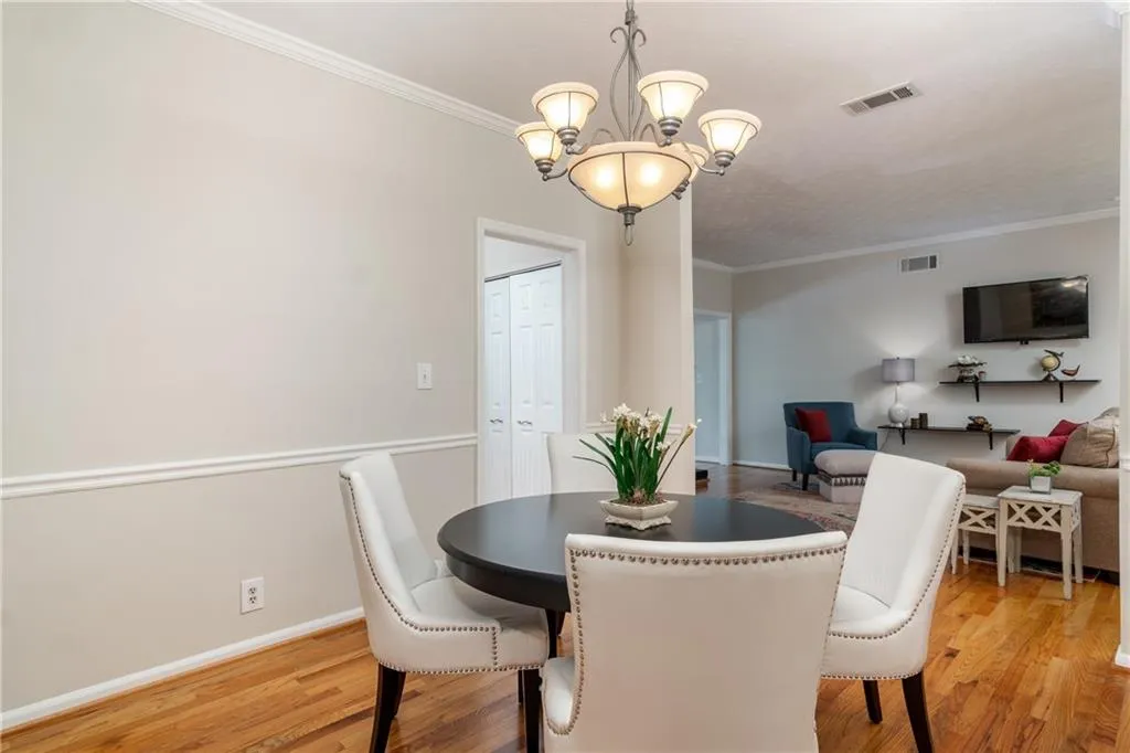 5635 Chemin De Vie, Atlanta, Georgia 30342, 2 Bedrooms Bedrooms, ,2 BathroomsBathrooms,Residential,Sold,5635 Chemin De Vie,6574777