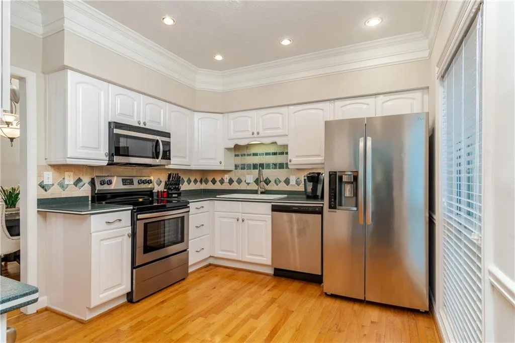 5635 Chemin De Vie, Atlanta, Georgia 30342, 2 Bedrooms Bedrooms, ,2 BathroomsBathrooms,Residential,Sold,5635 Chemin De Vie,6574777