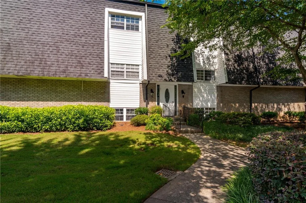 5635 Chemin De Vie, Atlanta, Georgia 30342, 2 Bedrooms Bedrooms, ,2 BathroomsBathrooms,Residential,Sold,5635 Chemin De Vie,6574777