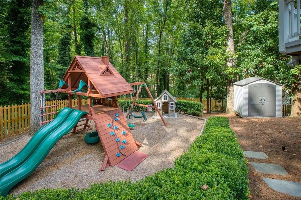 5660 Colton Drive, Atlanta, Georgia 30342, 3 Bedrooms Bedrooms, ,3 BathroomsBathrooms,Residential,Sold,5660 Colton Drive,6783591